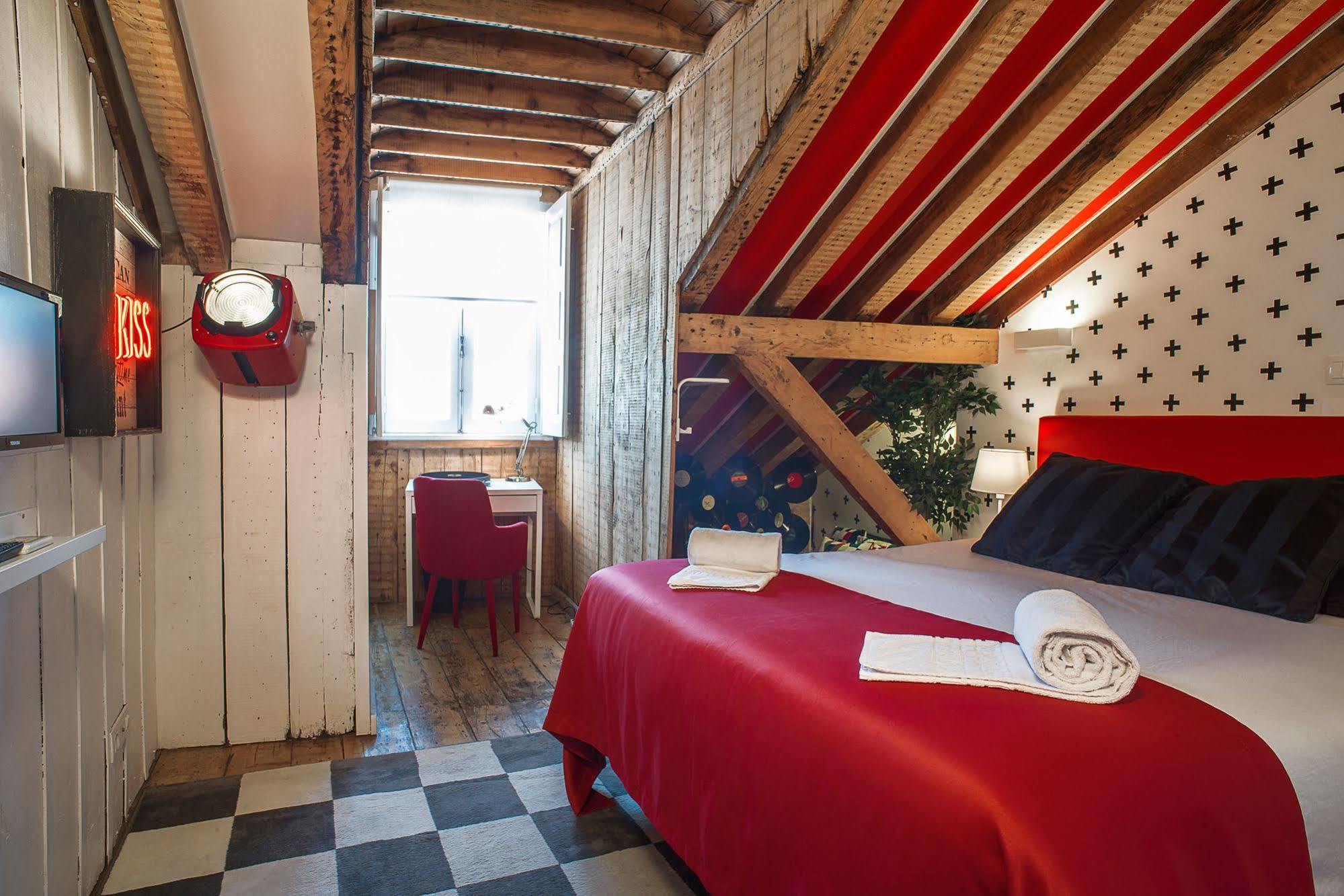 No Limit Bairro Alto Hostel Lissabon Buitenkant foto