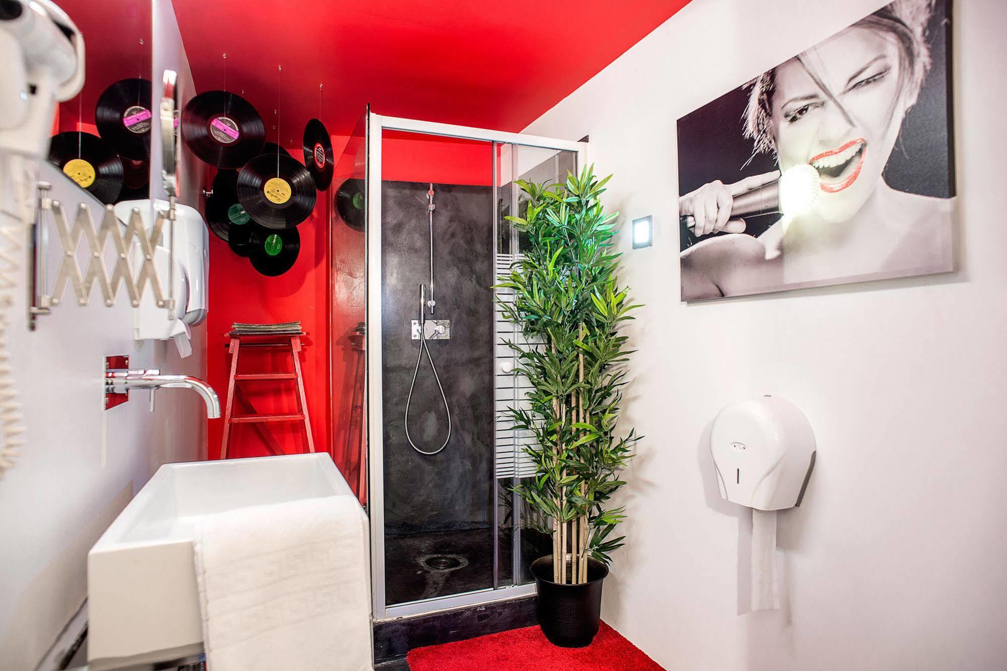 No Limit Bairro Alto Hostel Lissabon Buitenkant foto